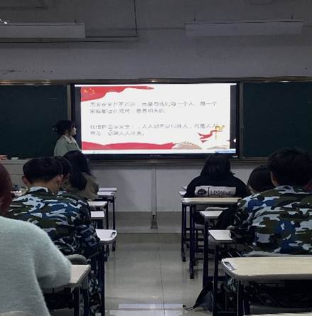 会议室里的人们描述已自动生成 会议室里的人们描述已自动生成